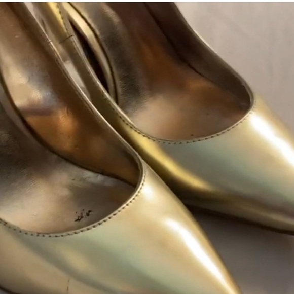 Truth or Dare Gold Pointed Toe Heels. Size 8 - Picture 3 of 9